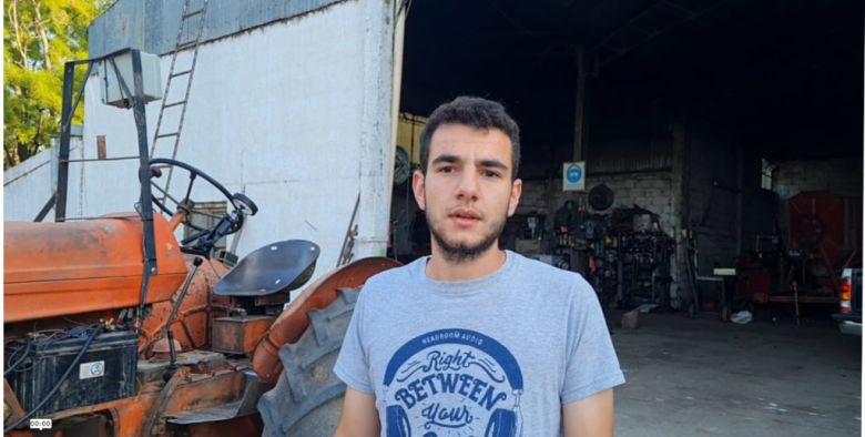 Joel Príncipe, el joven cordobés, que hace funcionar un tractor Someca 62 a control remoto