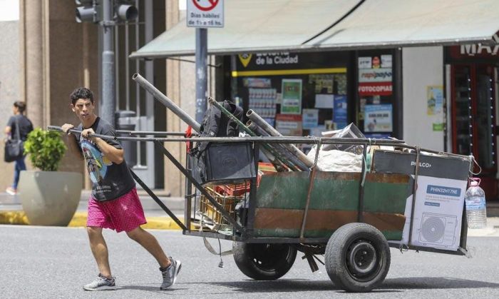 Dos tercios de quienes trabajan "en negro" no reúnen un salario mínimo