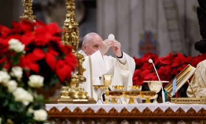 El papa Francisco presidió la misa de Gallo en la basílica de San Pedro con aforo reducido y pidió recordar a los pobres: “Jesús los ama”