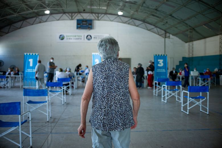 Comienzan a vacunar con la tercera dosis a mayores de 60 años y personal de salud 