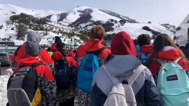 Dos de los estudiantes que volvieron de Bariloche dieron positivo de COVID