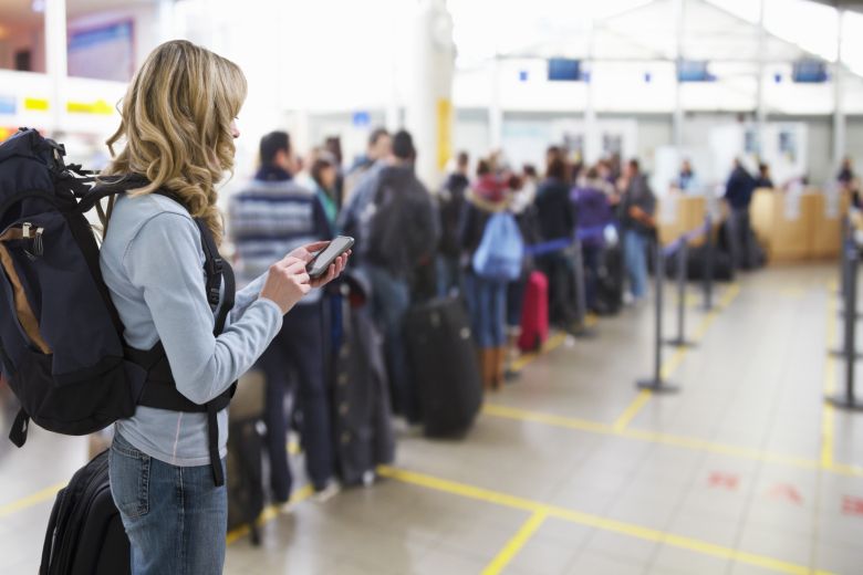 Descartan cierres de fronteras y cupos a las aerolíneas durante la tercera ola