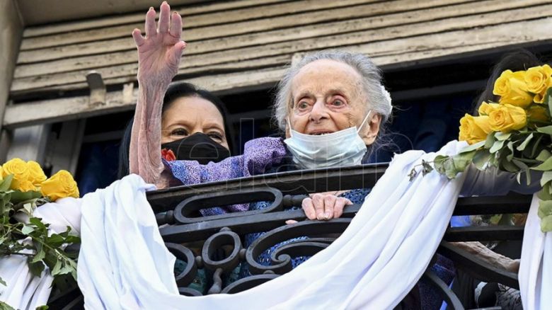 María Fux festejó su primer siglo de vida con un baile en la calle