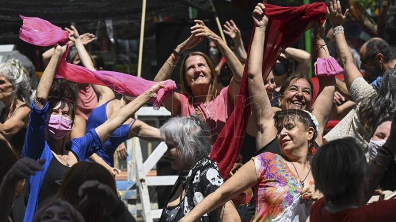 María Fux festejó su primer siglo de vida con un baile en la calle