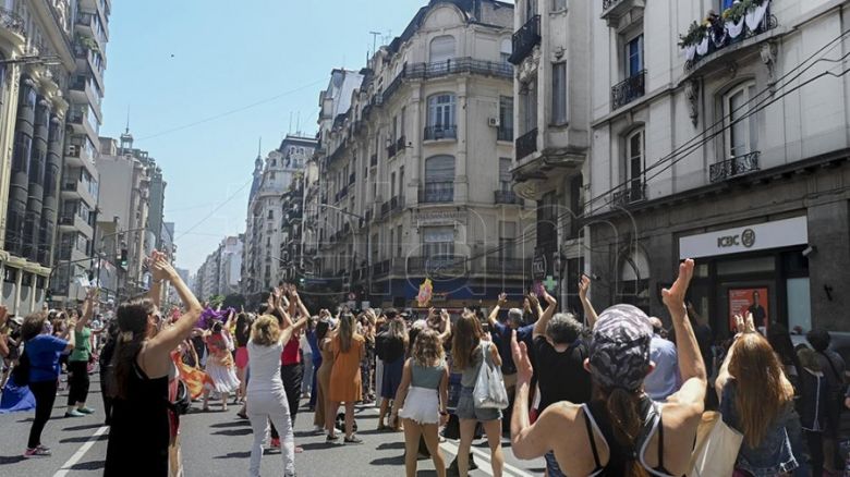 María Fux festejó su primer siglo de vida con un baile en la calle