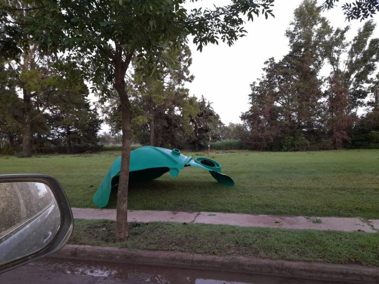 Grave tormenta con tornado en Monte de los Gauchos