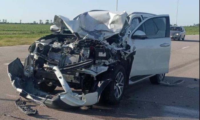 Colisionaron dos camionetas y uno de sus conductores huyó