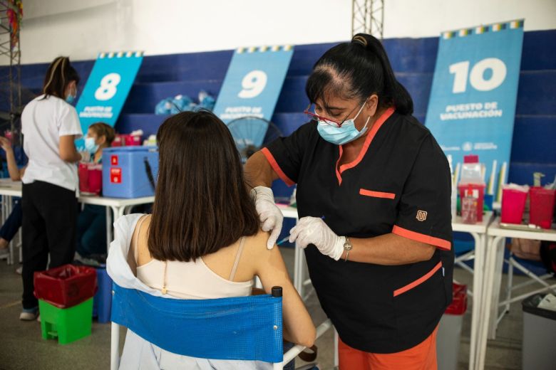 Tercera dosis: Salud informó que se mantendrá el sistema de turnos para todas las personas mayores de 18 años