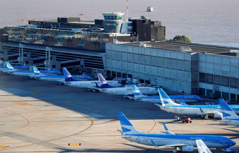 Tercera ola de COVID-19: Aerolíneas Argentinas tiene 1.200 empleados en aislamiento y tuvo que cancelar 6 vuelos este lunes