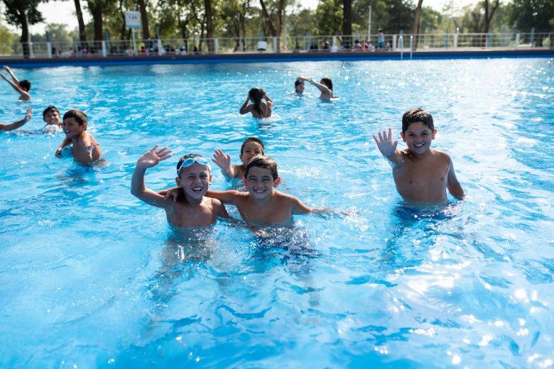 Colonias de Verano: niños y adultos mayores disfrutan de actividades recreativas y deportivas