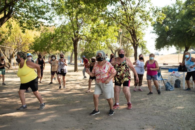 Colonias de Verano: niños y adultos mayores disfrutan de actividades recreativas y deportivas