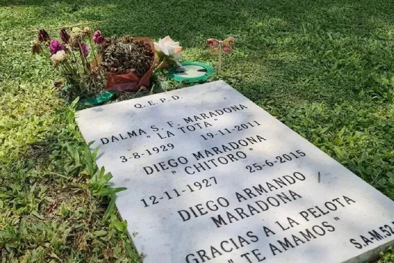 La palabra de Dalma y Gianinna Maradona luego de que se viralizara cómo está hoy la tumba de Diego en un cementerio privado