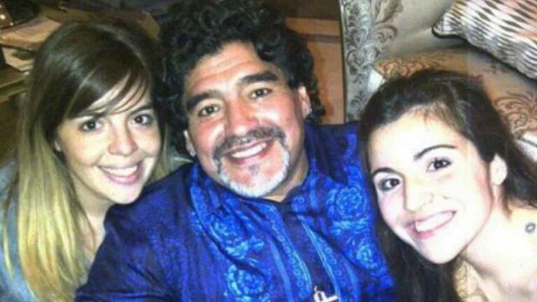 La palabra de Dalma y Gianinna Maradona luego de que se viralizara cómo está hoy la tumba de Diego en un cementerio privado