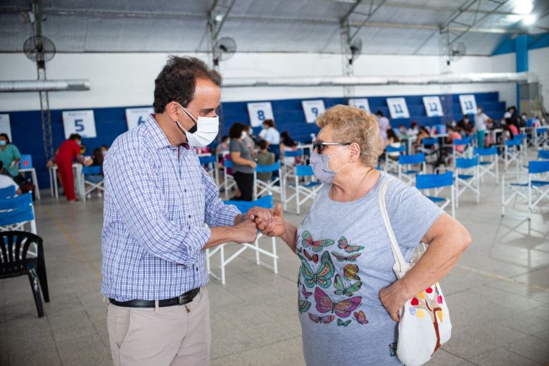 Tras las mejoras en el Polideportivo N° 2, Llamosas visitó el vacunatorio