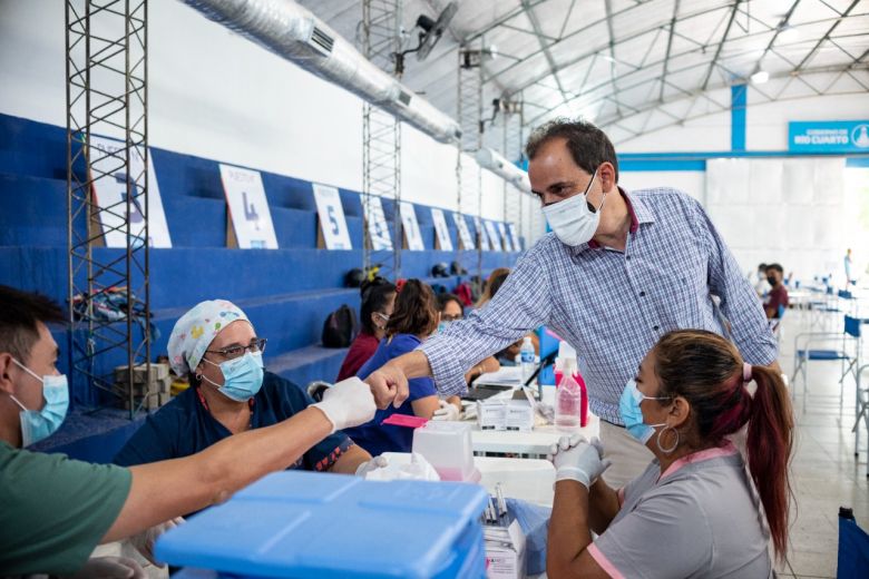 Tras las mejoras en el Polideportivo N° 2, Llamosas visitó el vacunatorio