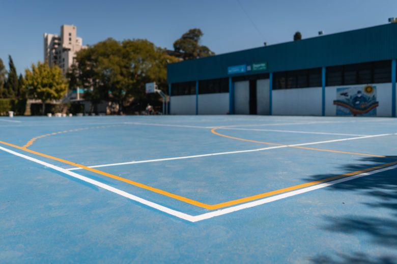 Tras las mejoras en el Polideportivo N° 2, Llamosas visitó el vacunatorio