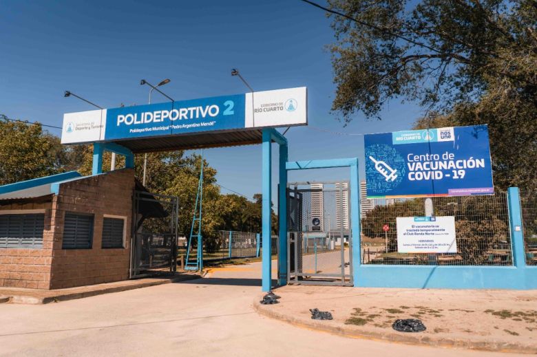 Tras las mejoras en el Polideportivo N° 2, Llamosas visitó el vacunatorio