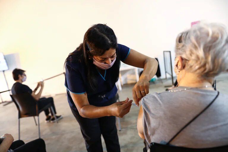 COVID-19: quiénes recibirán una cuarta dosis de la vacuna en Argentina