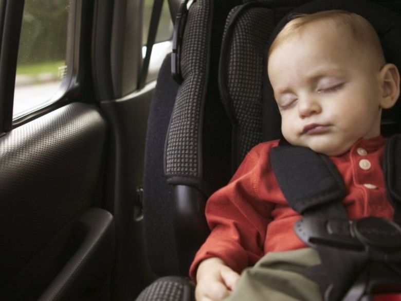 Cómo explica la ciencia que los padres olviden a sus niños dentro del auto (y qué hacer para evitarlo)