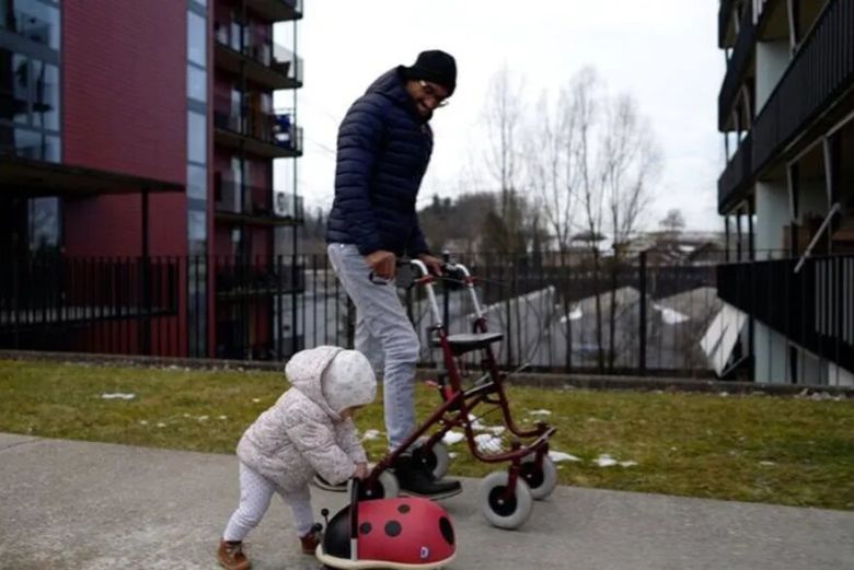 El hombre paralítico que pudo volver a caminar gracias a un implante experimental