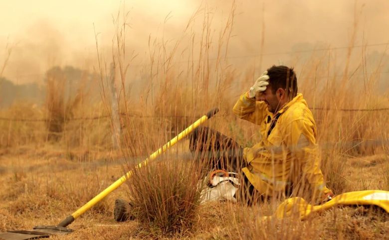 La conmovedora foto de un bombero que refleja el drama por los incendios en Corrientes