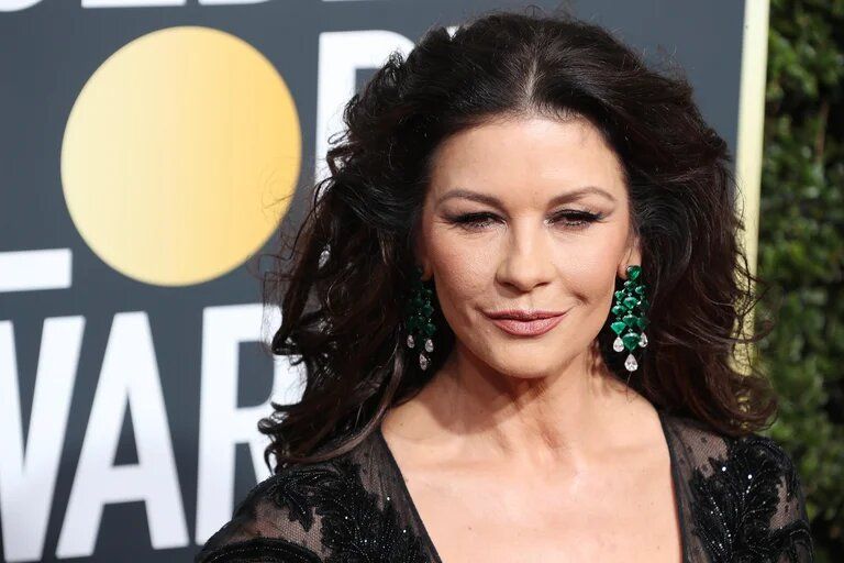 Catherine Zeta-Jones y la visible cicatriz con la que recuerda el día en el que estuvo a un paso de la muerte, siendo apenas una niña