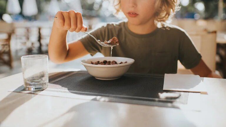 Por qué comemos siempre lo mismo en el desayuno, según la ciencia