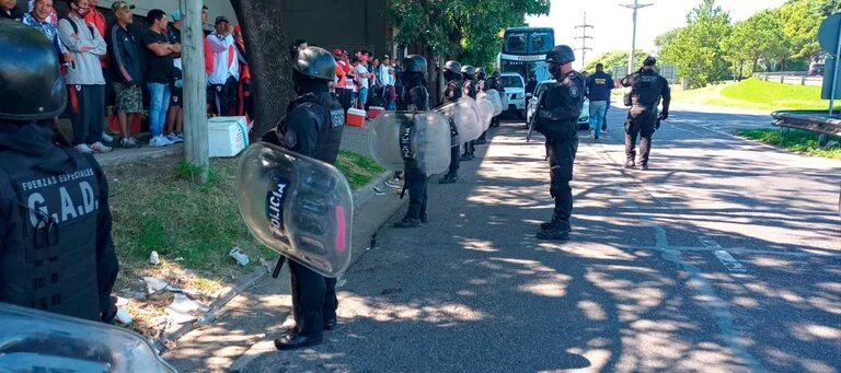 Armas de fuego, facas y droga en los micros de la barra de River Plate: la Policía detuvo a la cúpula de los Borrachos del Tablón