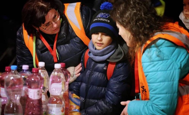 La conmovedora odisea de Hassan: tiene 11 años y atravesó Ucrania para salvar su vida con una botella de plástico y un número de teléfono escrito en la mano