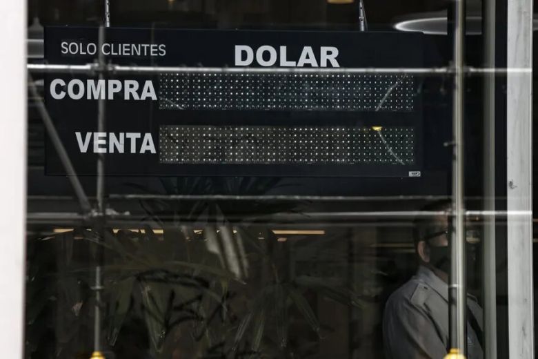 Dólar: baja el blue, suben los bonos y el riesgo país perfora los 1800 puntos