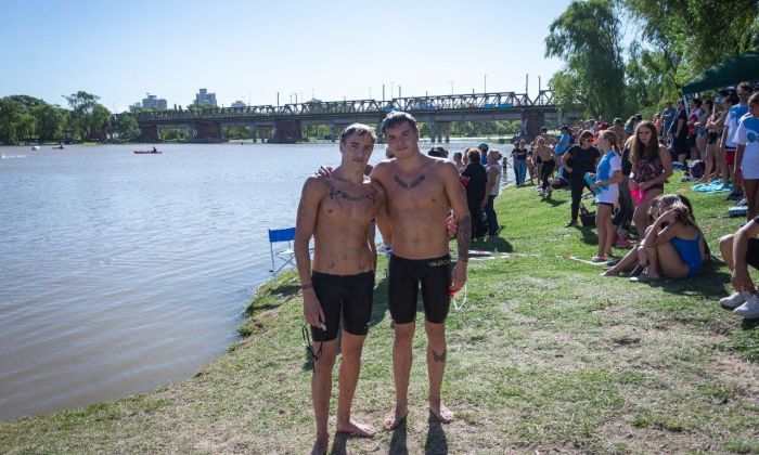 Los mellizos Rodríguez se destacaron en el desafío de aguas abiertas