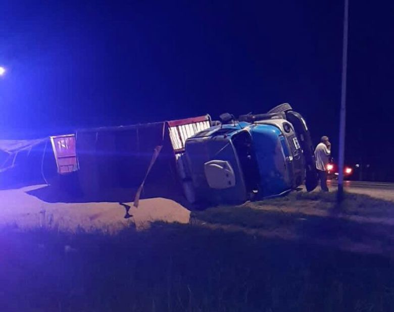 Un camión con soja volcó en la ruta A005