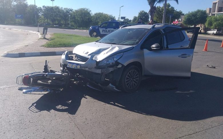 Un lesionado tras colisionar un auto con una motocicleta