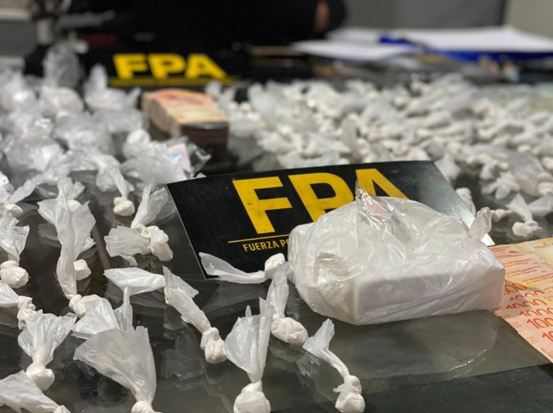 Se detuvieron a cinco personas y secuestraron joyas y más de 5 mil dosis de cocaína