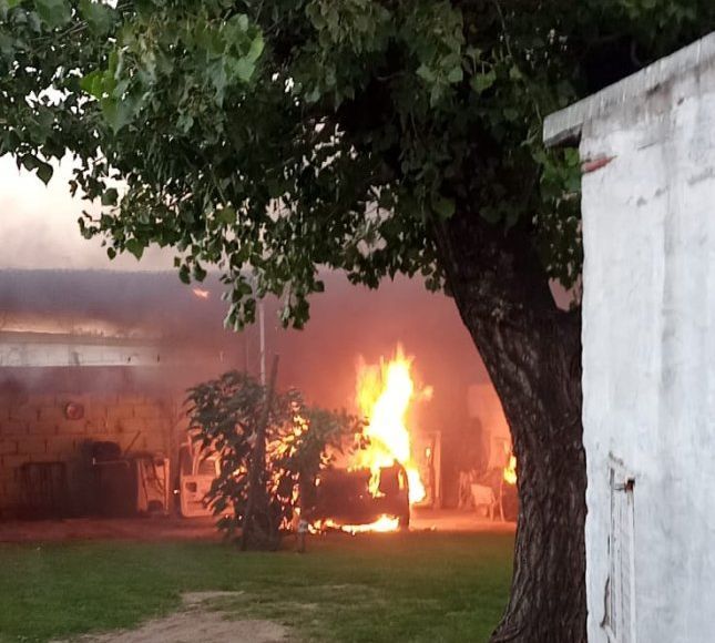 Un vehículo se incendió en el interior de una vivienda