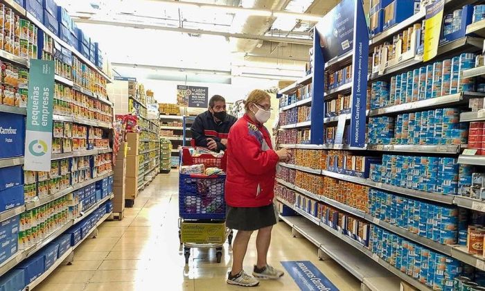 El Gobierno acordó retrotraer los precios de los alimentos al 10 de marzo