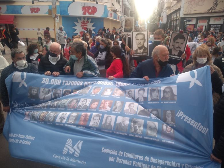 Multitudinaria marcha en el día de la Memoria 