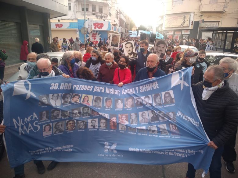 Multitudinaria marcha en el día de la Memoria 