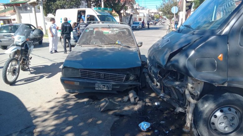 Heridos y daños materiales tras accidente entre un auto y una camioneta en el macrocentro de la ciudad