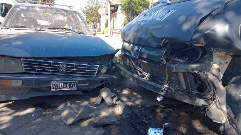 Heridos y daños materiales tras accidente entre un auto y una camioneta en el macrocentro de la ciudad