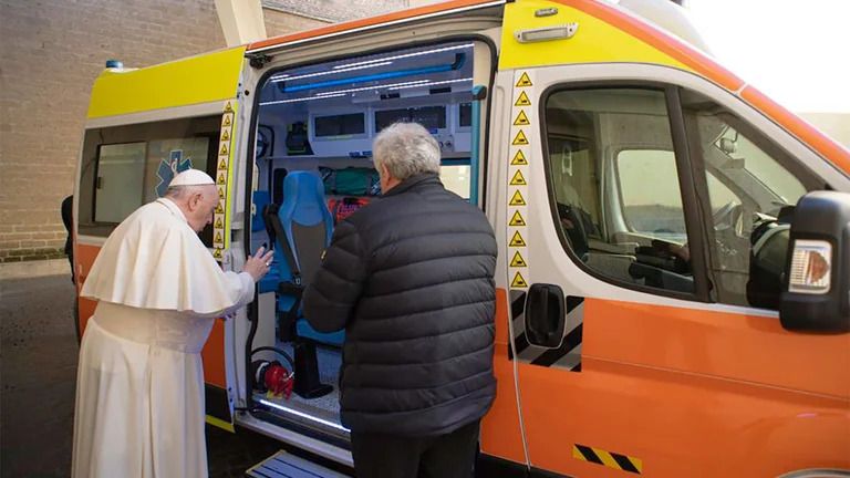 El papa Francisco bendijo una ambulancia que el Vaticano envió a Ucrania