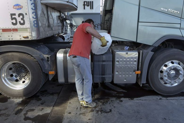 Falta de gas oil: los transportistas agotan todas las instancias para conseguir el combustible