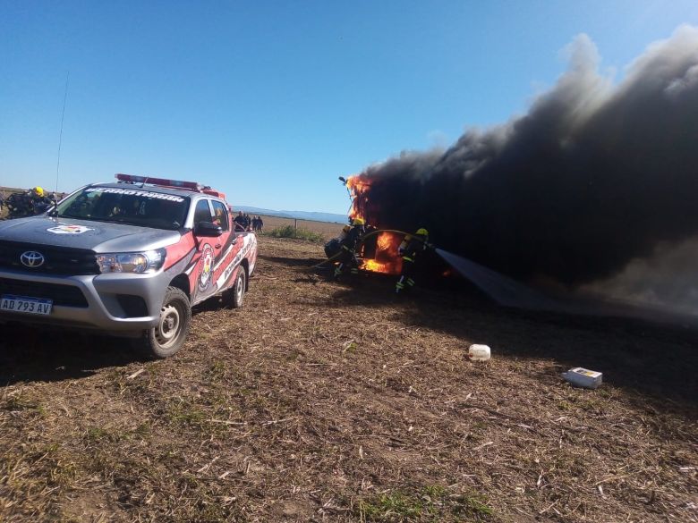 Una máquina cosechadora se prendió fuego en un campo