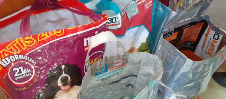 Reciclan bolsas de alimentos para perros en bolsas para las compras