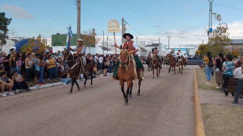 Todo el color de la Fiesta Nacional de la Alfalfa en San Basilio