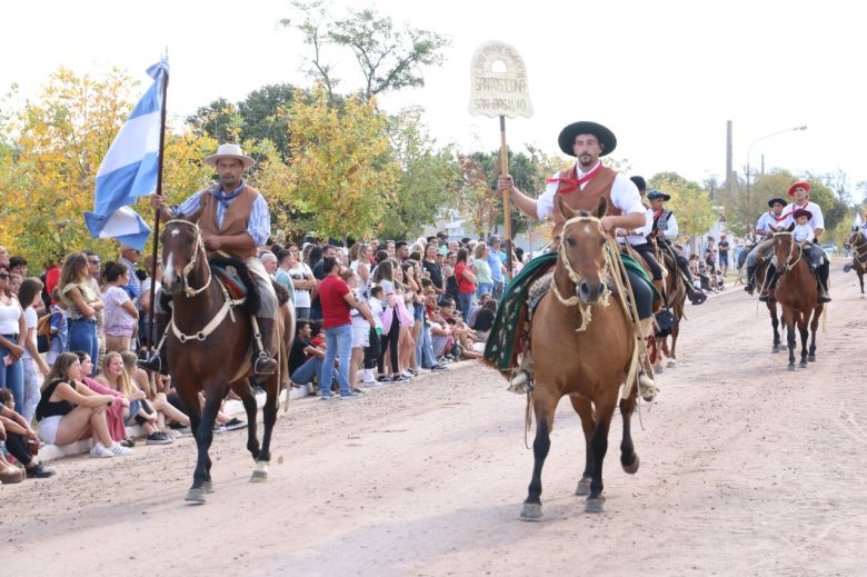 Todo el color de la Fiesta Nacional de la Alfalfa en San Basilio