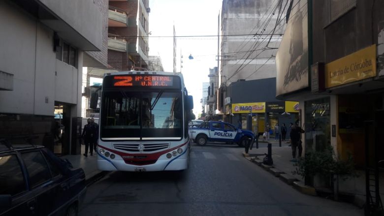 Un colectivo fue violentado por un peatón enojado