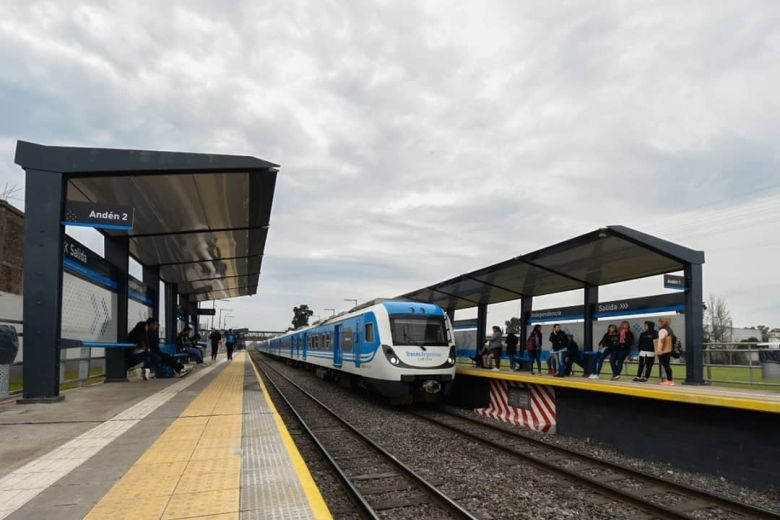 Video Impactante: Una mujer cayó en la vía del tren y salvó su vida de milagro 