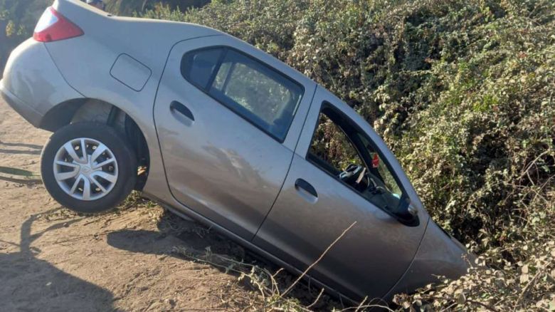 “¿Ustedes bien?” Su primera clase de manejo terminó con el auto en una zanja y lo contó en Twitter