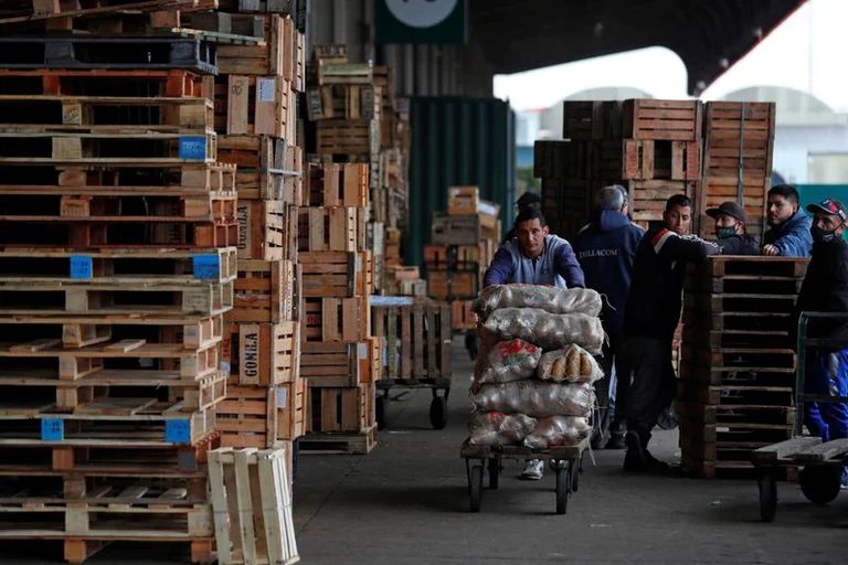 La canasta básica aumentó 7% en marzo y una familia necesitó $89.690 para no caer en la pobreza